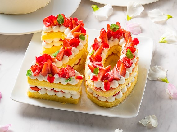 アニバーサリーケーキ（ナンバーケーキ・生クリームデコレーションケーキ）イメージ