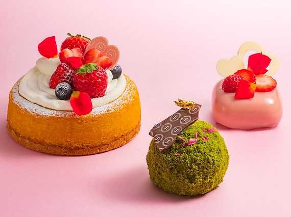 季節のオリジナルスイーツ 左から 3月パンプキンチーズケーキ、5月桜抹茶、4月ルビー
